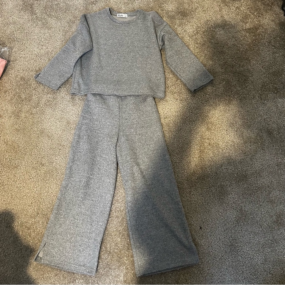 Girls Gray wide pants and crop top set.  Size 128 cm 7-8 years